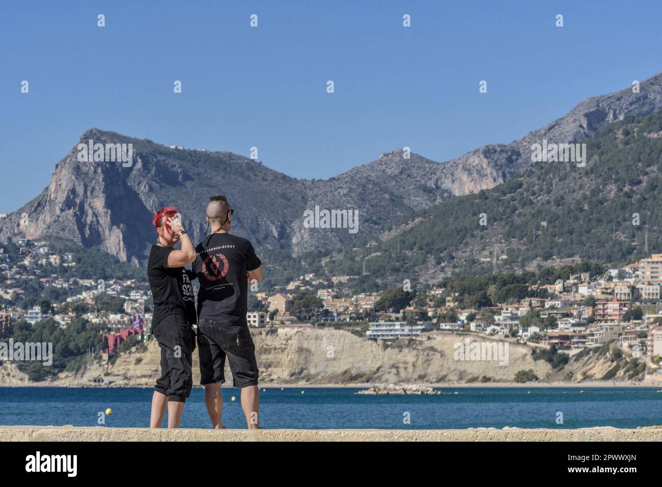 Coppia vestito e acconciature nello stile punk rock, punk, un genere che è caratterizzato dal suo atteggiamento indipendente e controculturale in Altea. Foto Stock