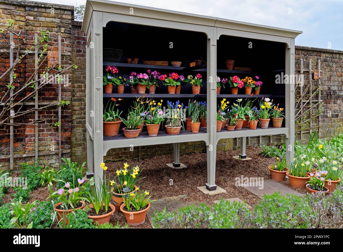 Idea decorazione giardino - bellissimo giardino inglese in primavera Foto Stock