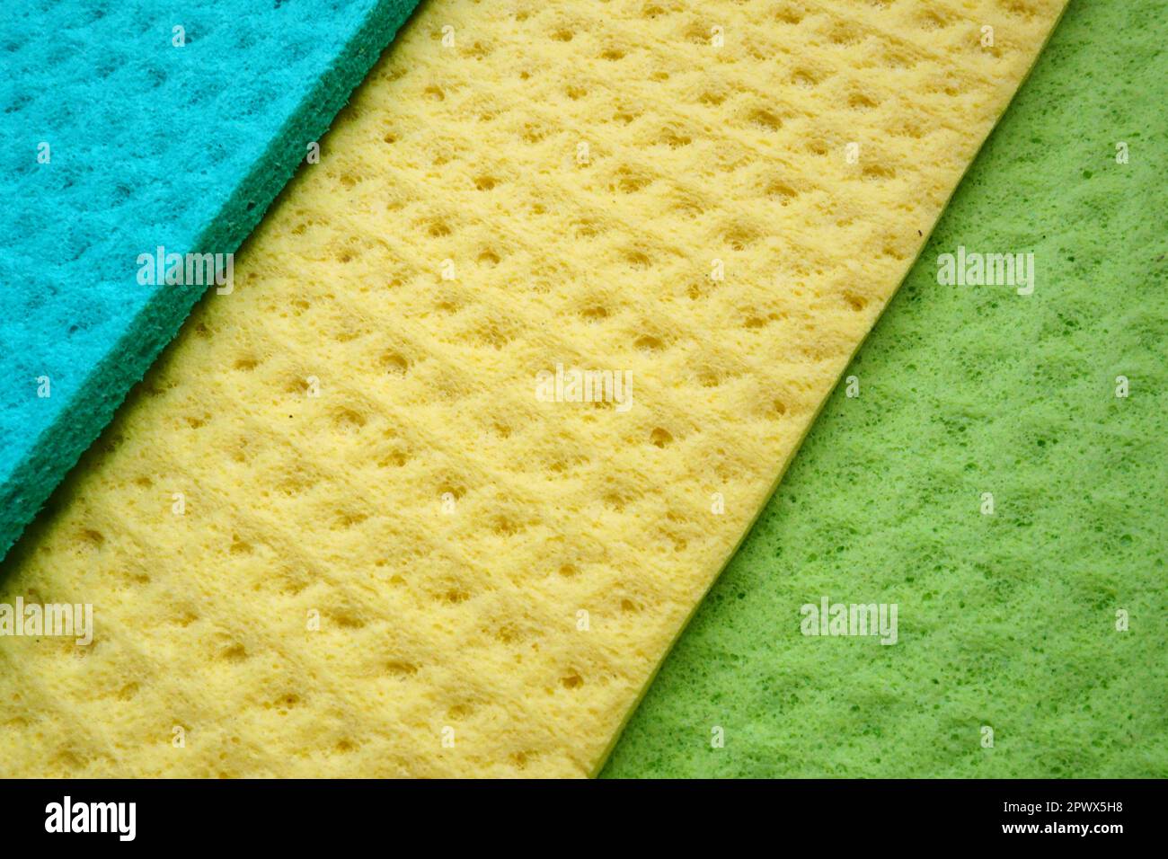 Un set di salviette per la pulizia, panni in microfibra o spugne per la cucina, tre panni multicolore. Spugne fibre spugnose motivo superficie chiudi- Foto Stock