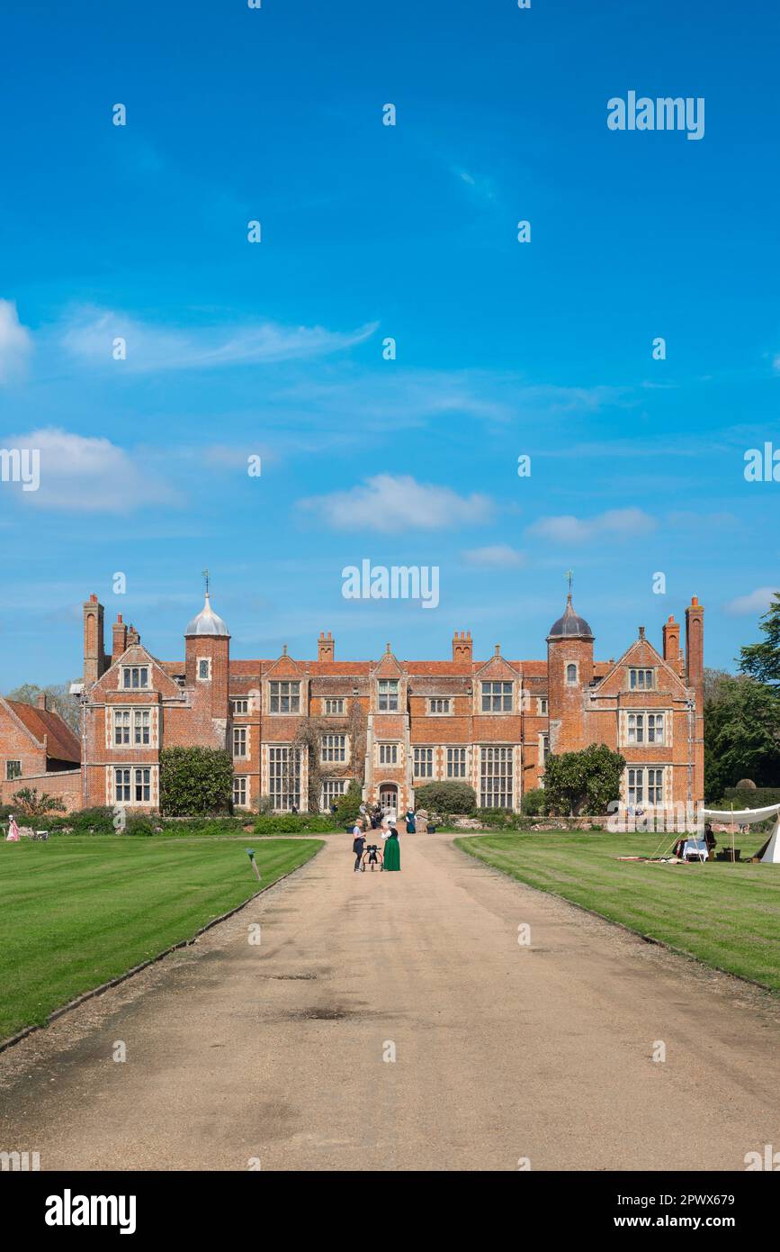 Kentwell Hall Suffolk, vista in estate di Kentwell Hall - una casa di campagna ben conservata della metà del 16th ° secolo a Long Melford, Suffolk, Inghilterra, Regno Unito Foto Stock