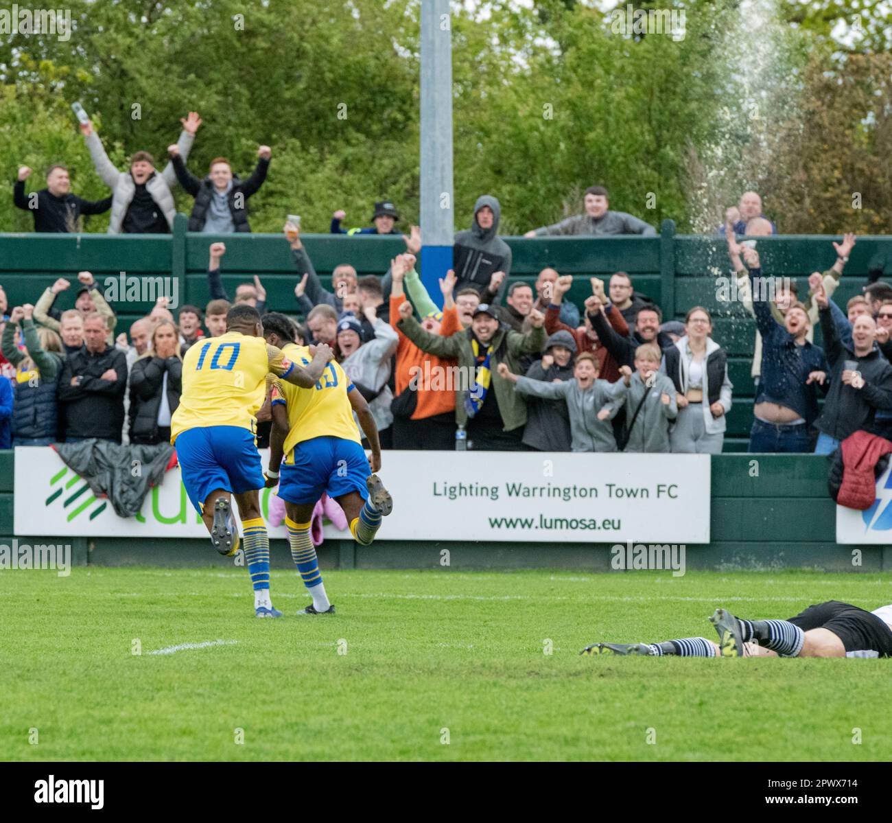 Cantilever Park, Warrington Cheshire Inghilterra. 1st maggio 2023. Warrington festeggia il vincitore di Isaac Buckley-Ricketts, durante il Warrington Town Football Club V Bamber Bridge Football Club al Cantilever Park, nella finale Play Off della Northern Premier League. (Credit Image: ©Cody Foto Stock