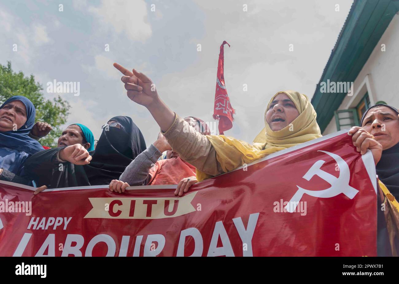 I lavoratori dipendenti contrattuali e giornalieri cantano slogan e detengono bandiere e cartelli durante una protesta che segna il giorno di maggio noto come Giornata Internazionale del lavoro a Srinagar. La Giornata Internazionale del lavoro, conosciuta anche come Giornata Internazionale dei lavoratori, viene celebrata il 01 maggio di ogni anno per riconoscere il contributo dei lavoratori nella società. Le radici di questo giorno sono riconducibili al 1886 Haymarket Riot, che ha coinvolto la violenza tra la polizia e i lavoratori. Molti paesi la celebrano come una piattaforma per i lavoratori che lottano per i loro diritti e migliorano le loro condizioni di lavoro. La celebrazione è anche un opportunità Foto Stock