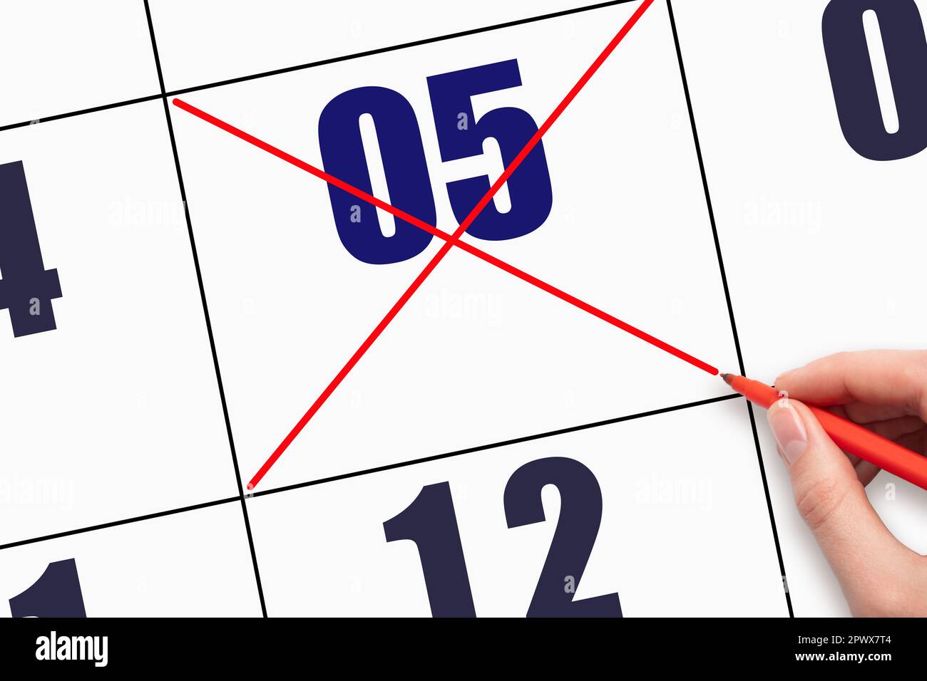 5th giorno del mese. Data calendario testo scrittura a mano. Progettare il layout della data di calendario. Croce rossa contrassegnata sul foglio del calendario. Concetto giorno dell'anno. Foto Stock