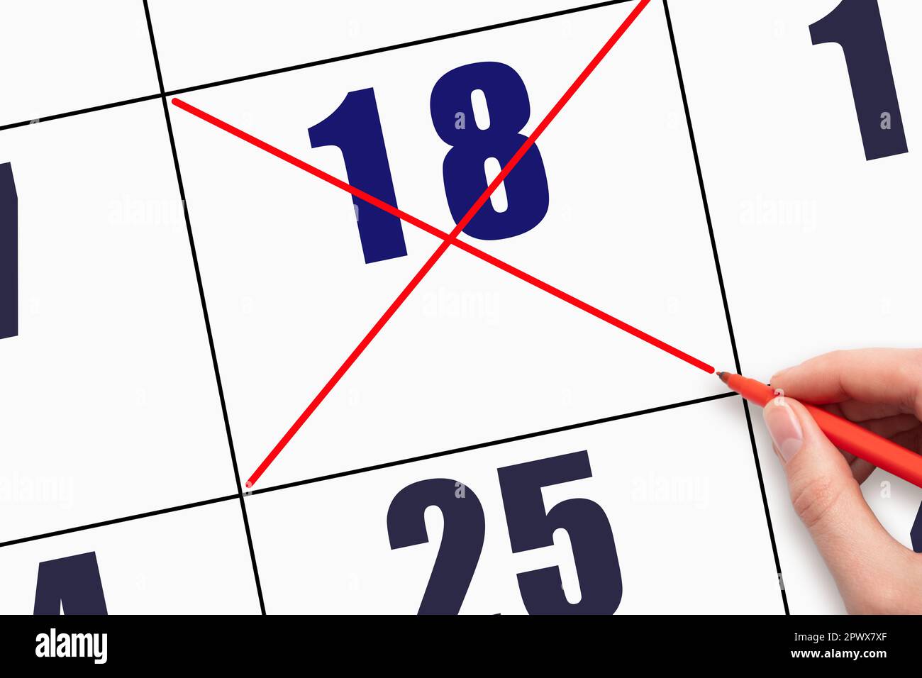 18th giorno del mese. Data calendario testo scrittura a mano. Progettare il layout della data di calendario. Croce rossa contrassegnata sul foglio del calendario. Concetto giorno dell'anno Foto Stock