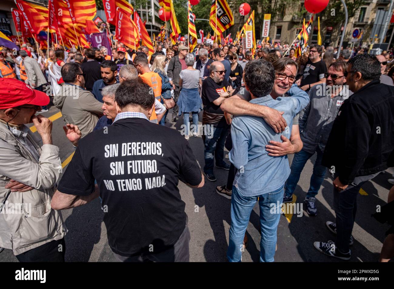 Barcellona, Spagna. 01st maggio, 2023. Un manifestante è visto indossare una T-shirt con lo slogan "Nessun diritto, nessun futuro, non ho nulla” durante la manifestazione. Migliaia di persone hanno manifestato nel centro di Barcellona, convocati dai sindacati maggioritari UGT e CCOO per celebrare la Giornata internazionale dei lavoratori. Credit: SOPA Images Limited/Alamy Live News Foto Stock