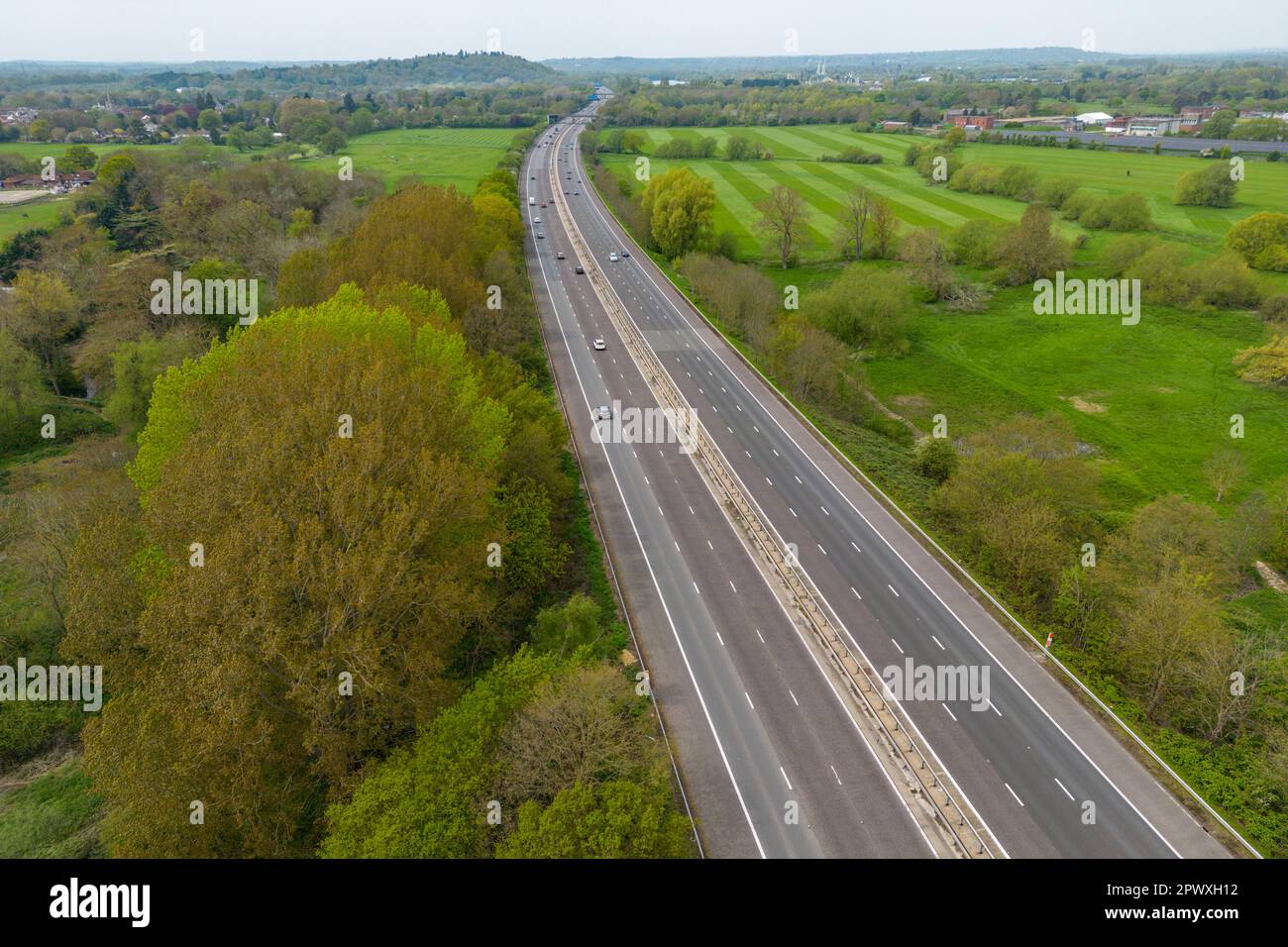 Vista aerea lungo l'autostrada M3 vicino al ponte di Chertsey, Chertsey, Surrey, Regno Unito. Foto Stock