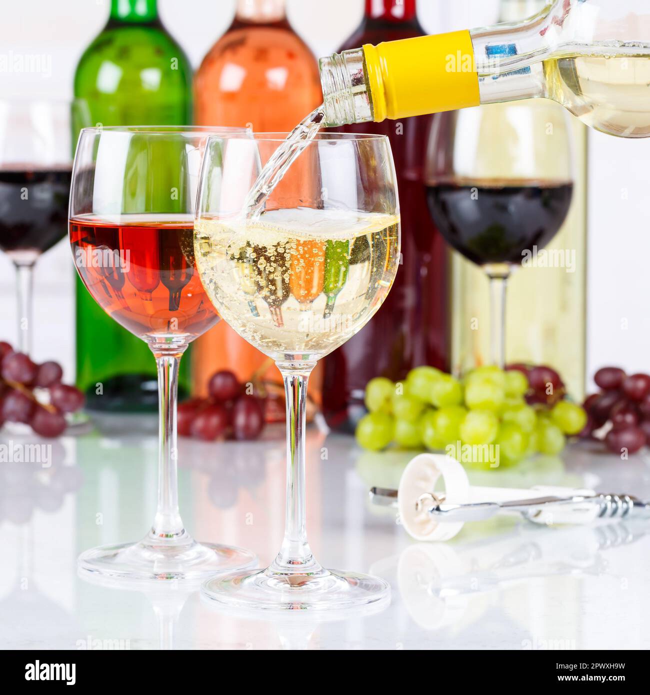 Vino bottiglia di vetro bianco vino quadrato versare l'alcol Foto Stock