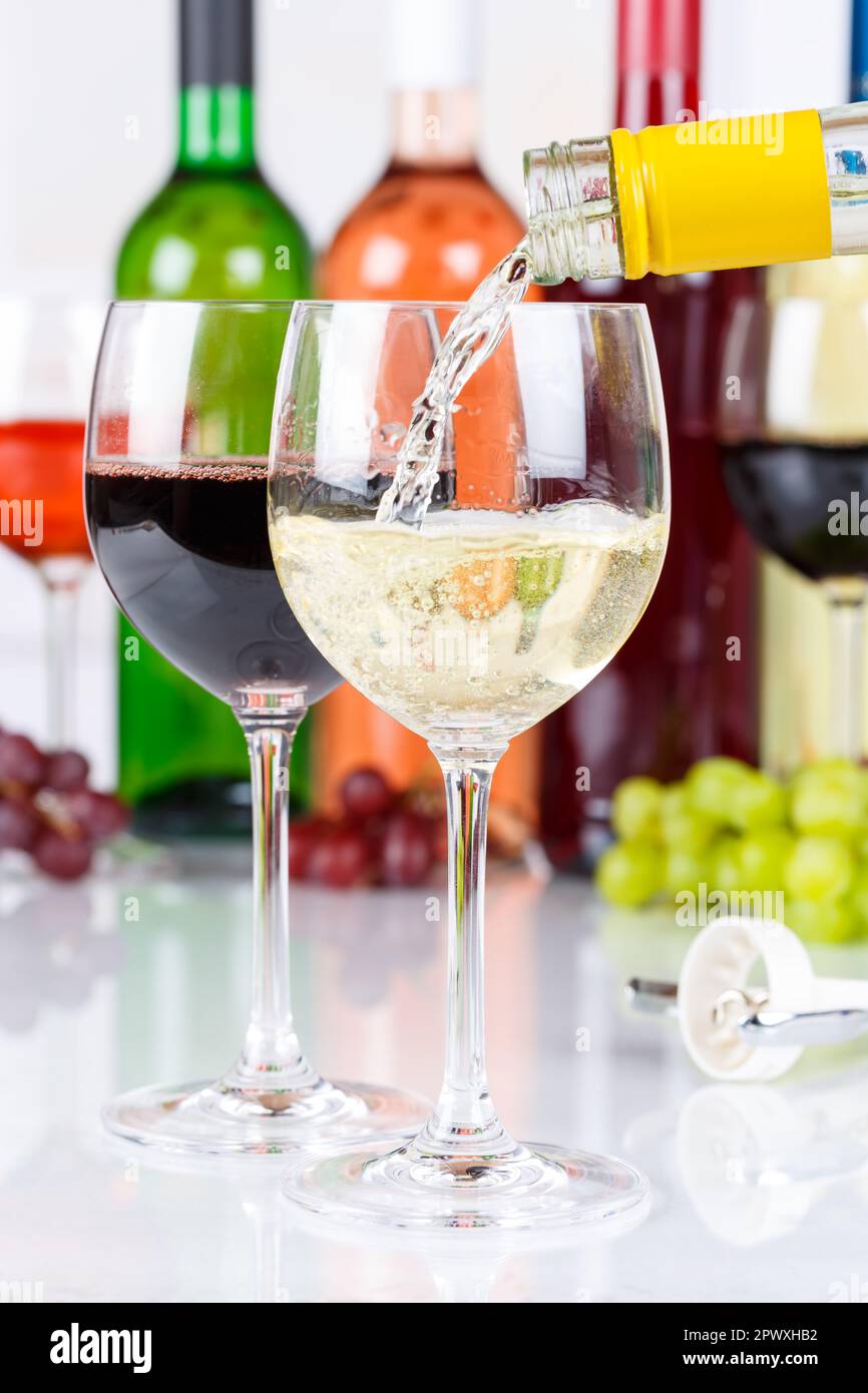 Vino bottiglia di vetro vino bianco formato ritratto pour alcohol Foto Stock