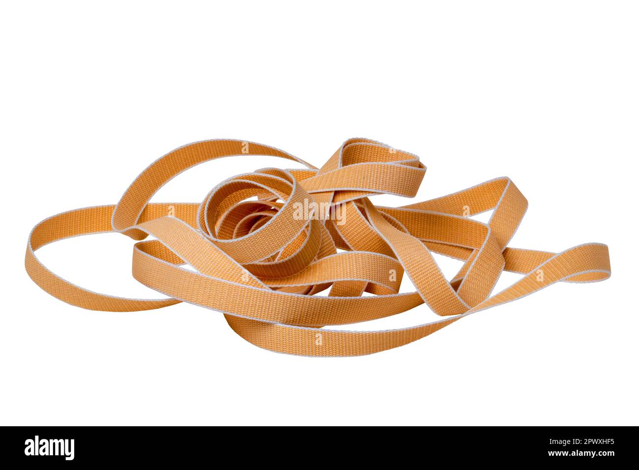 Nastro della serranda del rullo isolato. Primo piano di un robusto nastro beige resistente all'usura e resistente agli strappi per tapparelle e tende. Tracciato di ritaglio. Foto Stock