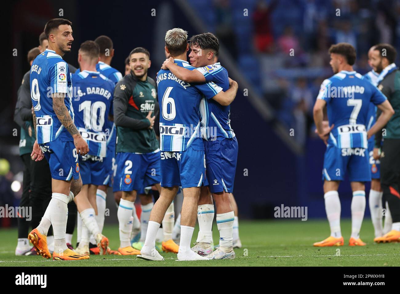 BARCELLONA, SPAGNA - 30 APRILE: Nico Melamed di RCD Espanyol festeggia con Denis Suarez di RCD Espanyol durante la partita la Liga Santander tra RCD Espanyol e Getafe CF allo stadio RCDE il 30 aprile 2023 a Barcellona, Spagna (Foto di David Ramirez/ Dax Images) Foto Stock