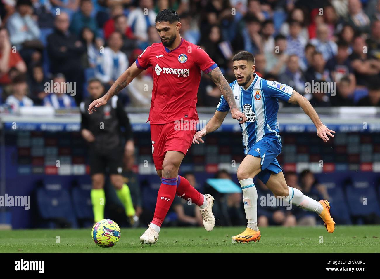 BARCELLONA, SPAGNA - 30 APRILE: Omar Alderete di Getafe CF in azione durante la partita la Liga Santander tra RCD Espanyol e Getafe CF allo stadio RCDE il 30 aprile 2023 a Barcellona, Spagna (Foto di David Ramirez/ Dax Images) Foto Stock