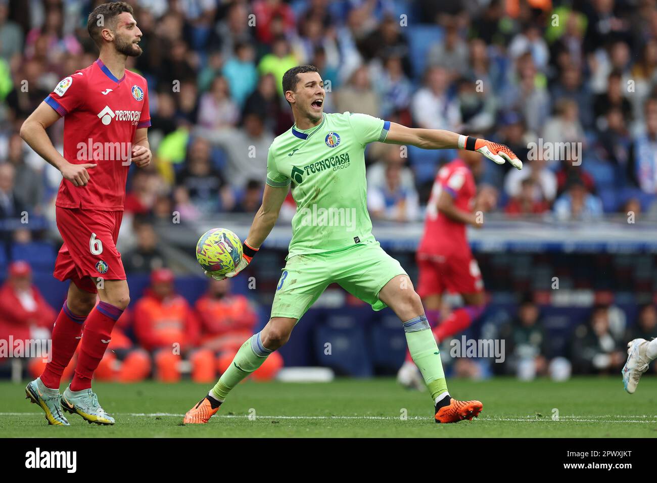 BARCELLONA, SPAGNA - 30 APRILE: David Soria di Getafe CF in azione durante la partita la Liga Santander tra RCD Espanyol e Getafe CF allo stadio RCDE il 30 aprile 2023 a Barcellona, Spagna (Foto di David Ramirez/ Dax Images) Foto Stock