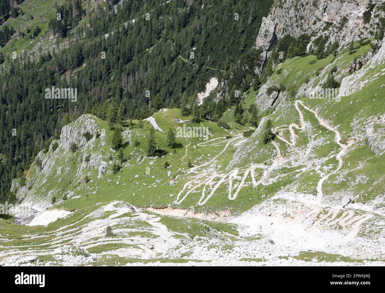 Sentiero a zig zag che scende dal ripido pendio delle alpi dolomitiche in Italia vicino al villaggio di San Martino di Castrozza Foto Stock
