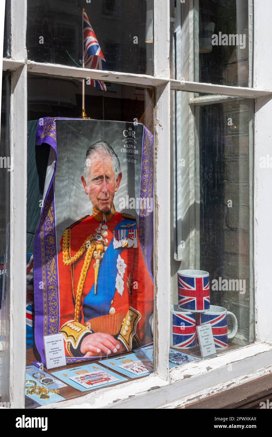 Vetrine di negozi di souvenir per l'incoronazione di Re Carlo III nel maggio 2023, Guildford, Inghilterra, Regno Unito Foto Stock Vetrine di negozi di souvenir per l'incoronazione di Re Carlo III nel maggio 2023, Guildford, Inghilterra, Regno Unito Foto Stock