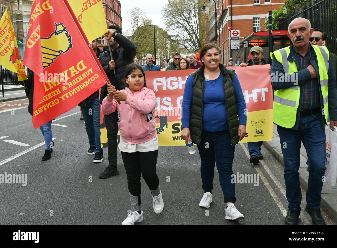 CLERKENWELL GREEN, LONDRA, REGNO UNITO. 1st maggio, 2023. Giustizia per i lavoratori, Londra, Regno Unito. Credit: Vedi li/Picture Capital/Alamy Live News Foto Stock