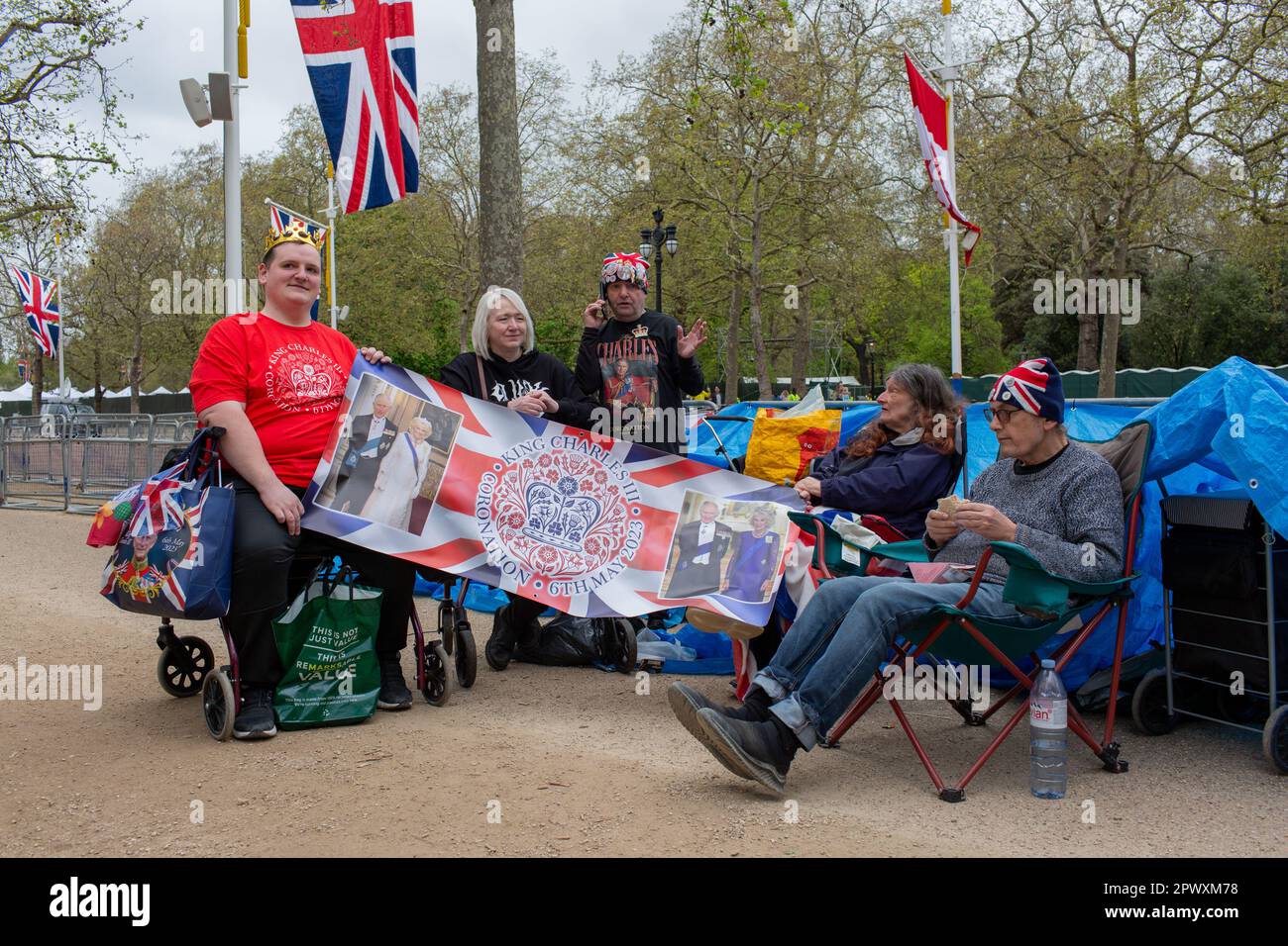 Londra uk 1st maggio 2023 il fan reale John Loughrey e alcuni amici che stanno campeggiando sul Mall, vicino a Buckingham Palace nel centro di Londra accreditano Richard Lincoln/Alamy Live News Foto Stock