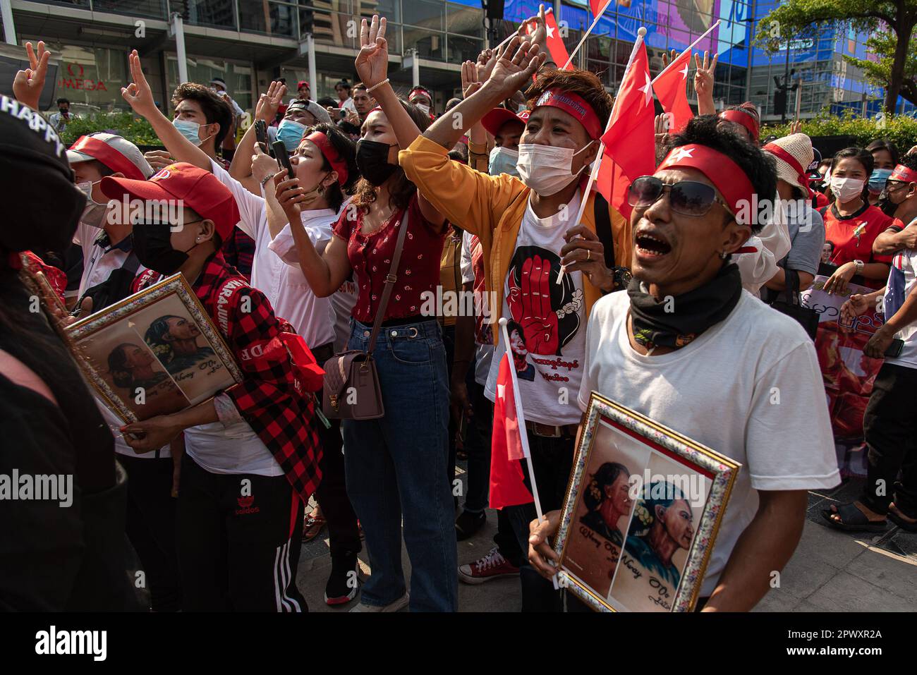 Bangkok, Thailandia. 01st maggio, 2023. I lavoratori del Myanmar salutano con tre dita durante la marcia per celebrare la giornata internazionale del lavoro a Bangkok. Myanmar Migrant Workers Union ha marciato nel centro di Bangkok per celebrare la Giornata internazionale del lavoro e chiedere i diritti dei lavoratori e protestare contro il governo militare del Myanmar. Credit: SOPA Images Limited/Alamy Live News Foto Stock