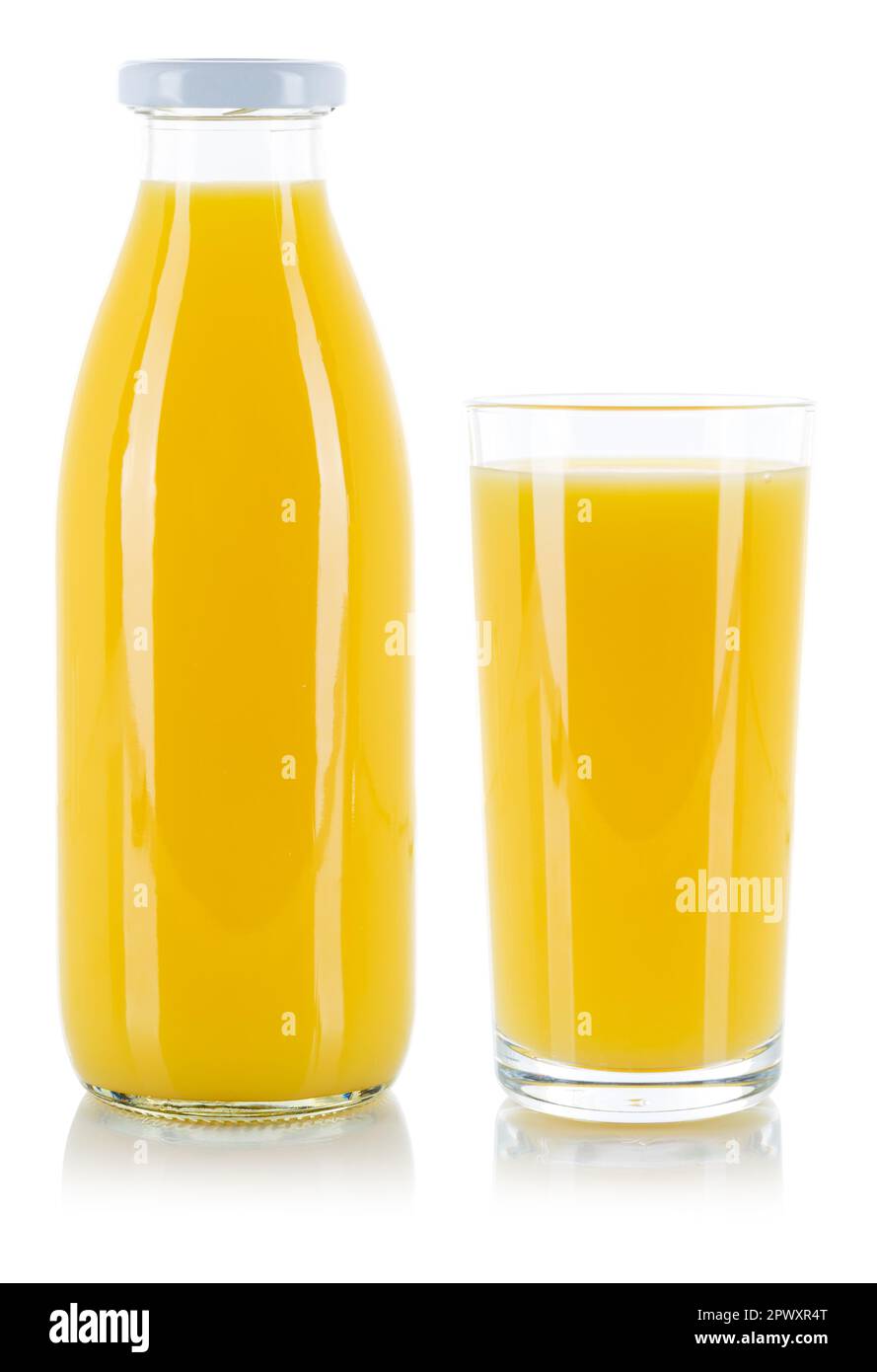 Succo d'arancia in bottiglia e bicchiere isolato su fondo bianco Foto Stock