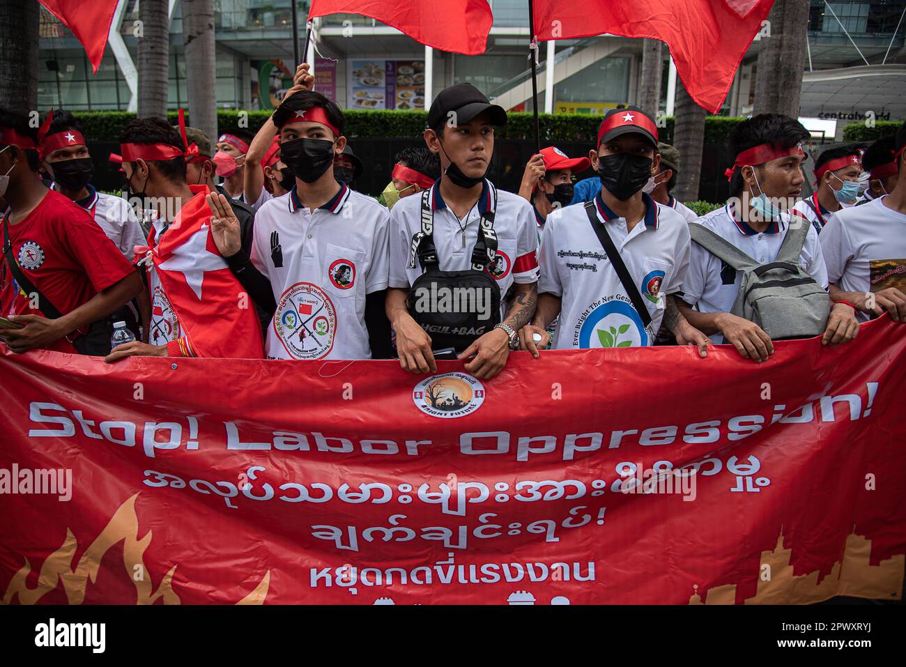 Bangkok, Thailandia. 01st maggio, 2023. I lavoratori del Myanmar hanno una bandiera prima della marcia per celebrare la giornata internazionale del lavoro a Bangkok. Myanmar Migrant Workers Union ha marciato nel centro di Bangkok per celebrare la Giornata internazionale del lavoro e chiedere i diritti dei lavoratori e protestare contro il governo militare del Myanmar. (Foto di Peerapon Boonyakiat/SOPA Images/Sipa USA) Credit: Sipa USA/Alamy Live News Foto Stock