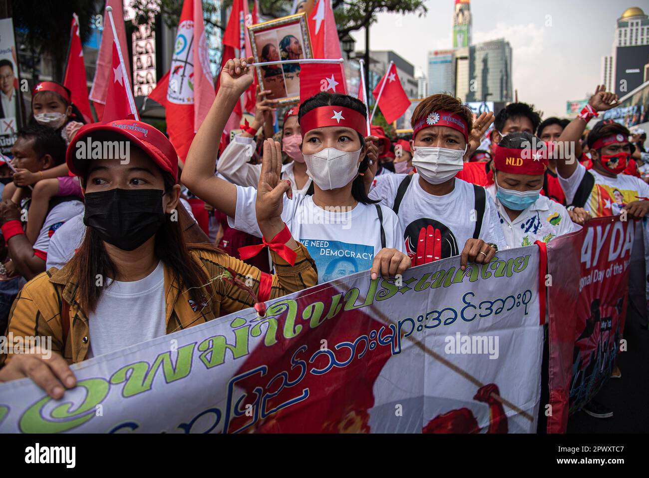 Bangkok, Thailandia. 01st maggio, 2023. I lavoratori del Myanmar salutano con tre dita durante la marcia per celebrare la giornata internazionale del lavoro a Bangkok. Myanmar Migrant Workers Union ha marciato nel centro di Bangkok per celebrare la Giornata internazionale del lavoro e chiedere i diritti dei lavoratori e protestare contro il governo militare del Myanmar. (Foto di Peerapon Boonyakiat/SOPA Images/Sipa USA) Credit: Sipa USA/Alamy Live News Foto Stock