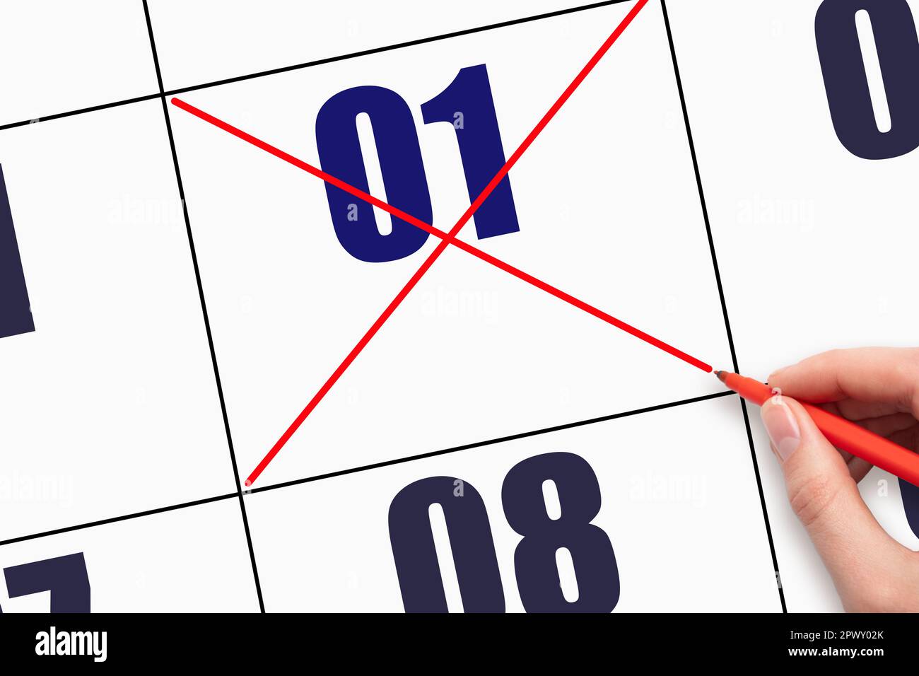 1st giorno del mese. Passare la data del calendario. Progettare il layout della data di calendario. Croce rossa contrassegnata sul foglio del calendario. Concetto giorno dell'anno. Foto Stock
