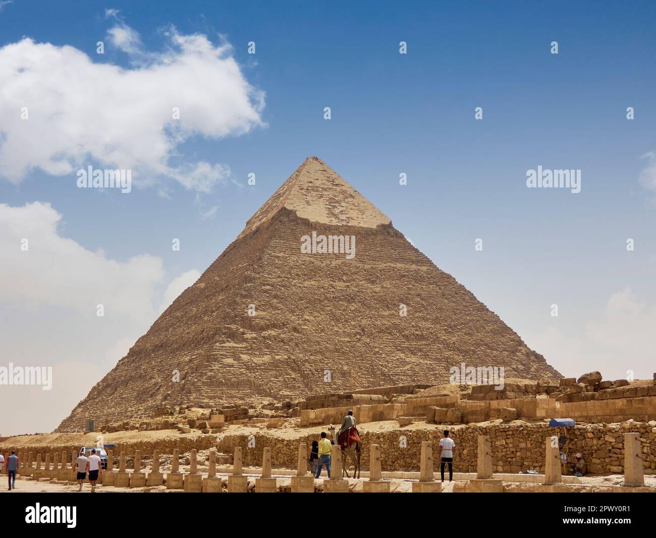 Piramidi egiziane nel deserto di sabbia e il cielo chiaro Foto Stock