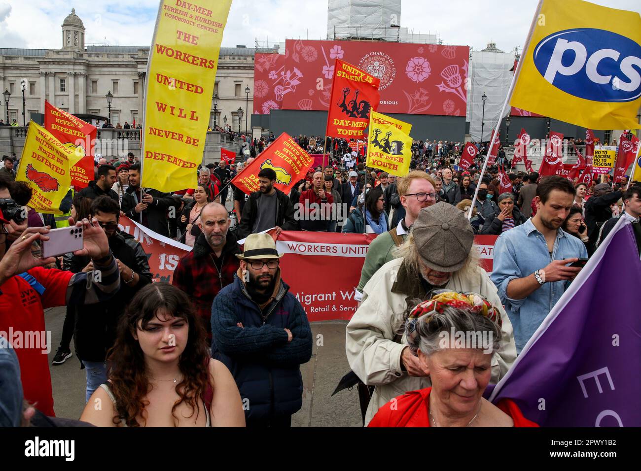 Londra, Regno Unito. 01st maggio, 2023. Una folla di lavoratori partecipa al rally annuale del giorno di maggio con bandiere e bandiere per celebrare la Giornata Internazionale dei lavoratori a Trafalgar Square, Londra. La Giornata del lavoro in alcuni paesi, spesso chiamata Giornata di maggio, è una celebrazione dei lavoratori e delle classi lavoratrici promossa dal movimento Internazionale del lavoro che si svolge ogni anno il giorno di maggio (1 maggio), un'antica festa primaverile europea. (Foto di Steve Taylor/SOPA Images/Sipa USA) Credit: Sipa USA/Alamy Live News Foto Stock