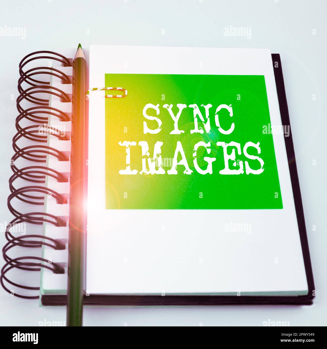 Ispirazione che mostra il segno Sincronizza immagini, vetrina aziendale che rende le foto identiche in tutti i dispositivi accessibili ovunque Foto Stock