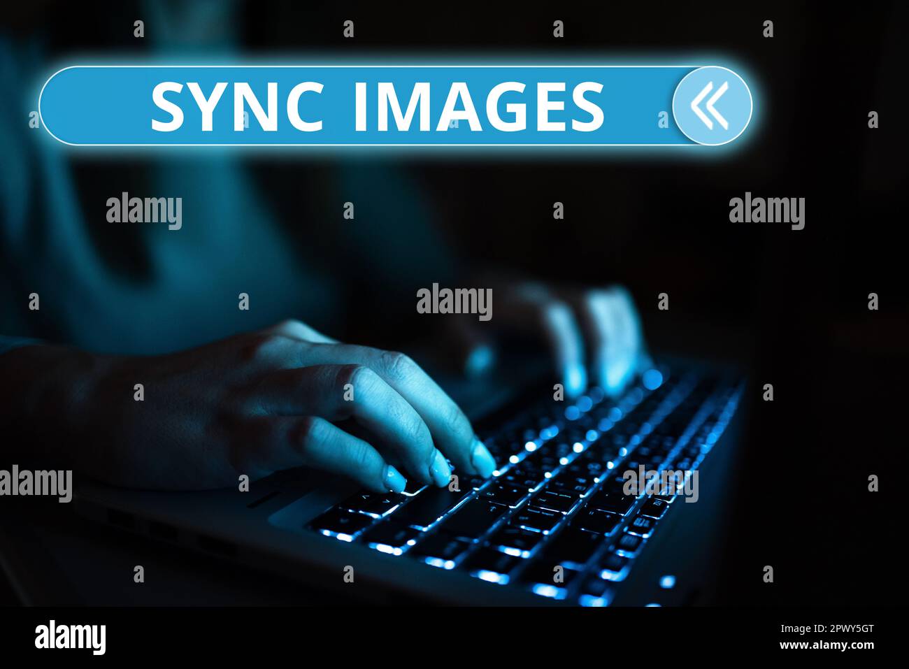 Firma che visualizza le immagini sincronizzate, Word scritto su come rendere le foto identiche in tutti i dispositivi accessibili ovunque Foto Stock