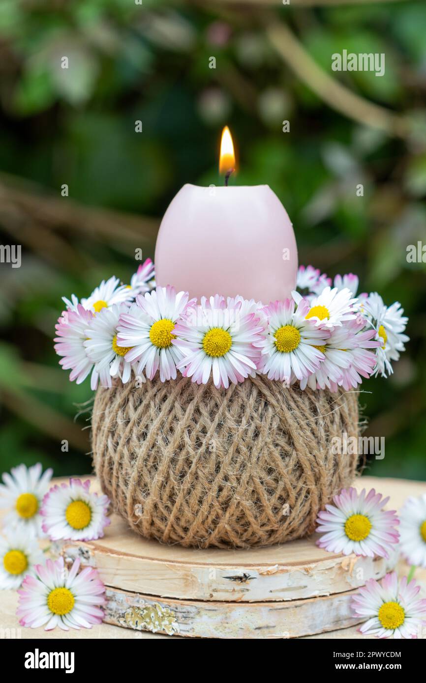 decorazione romantica con corona di fiori margherite e candela Foto Stock