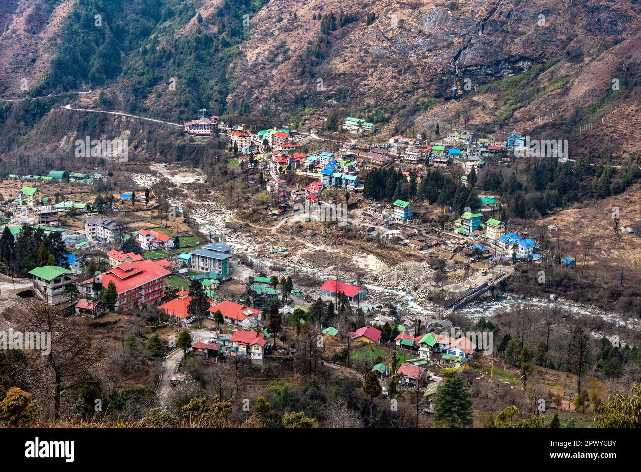 Lachung è una città dell'India di 2124 abitanti, situata nel Sikkim, nello stato del sud-est degli Stati Uniti. Si trova nel distretto di North Sikkim vicino al confine con il Tibet. Foto Stock