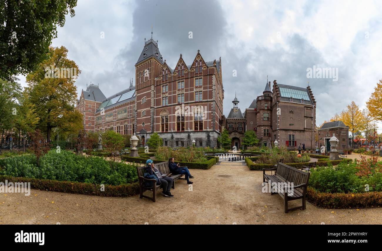 Un'immagine di un giardino laterale sul Rijksmuseum, ad Amsterdam, in autunno. Foto Stock
