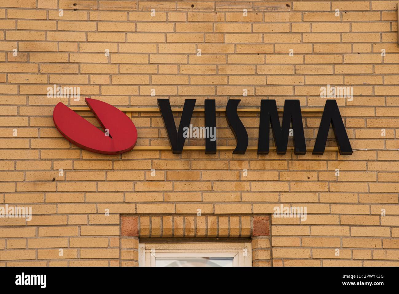 Gothenburg, Svezia - Aprile 18 2021: Logo di Visma sulla facciata di un edificio di uffici. Foto Stock