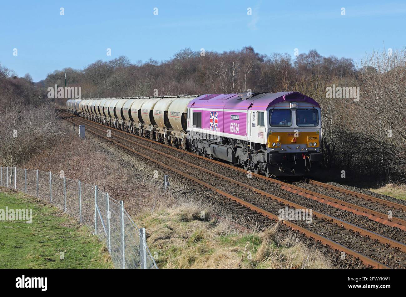 66734 pass per Cherry Tree su 23.2.23 con 6M90 Avonmouth per Clitheroe cementi vuoti. Foto Stock