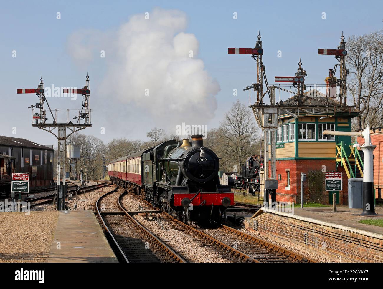 6989 arriva a Horsted Keynes il 17,4.23. Foto Stock