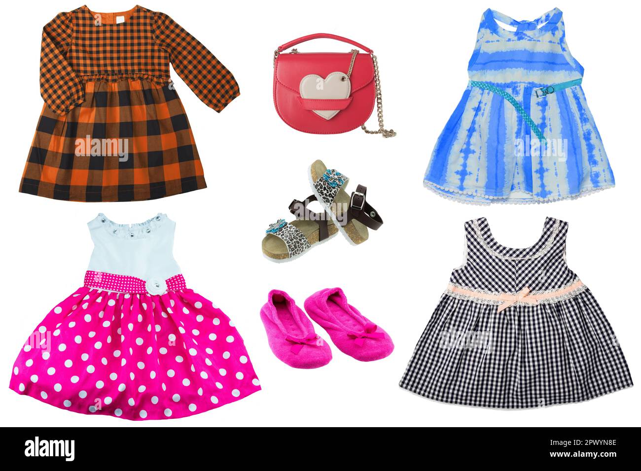 Collage set di vestiti di bambina estate isolato. La collezione di vari abiti colorati, sandali e pantofole e una bella borsa. Moda Foto Stock