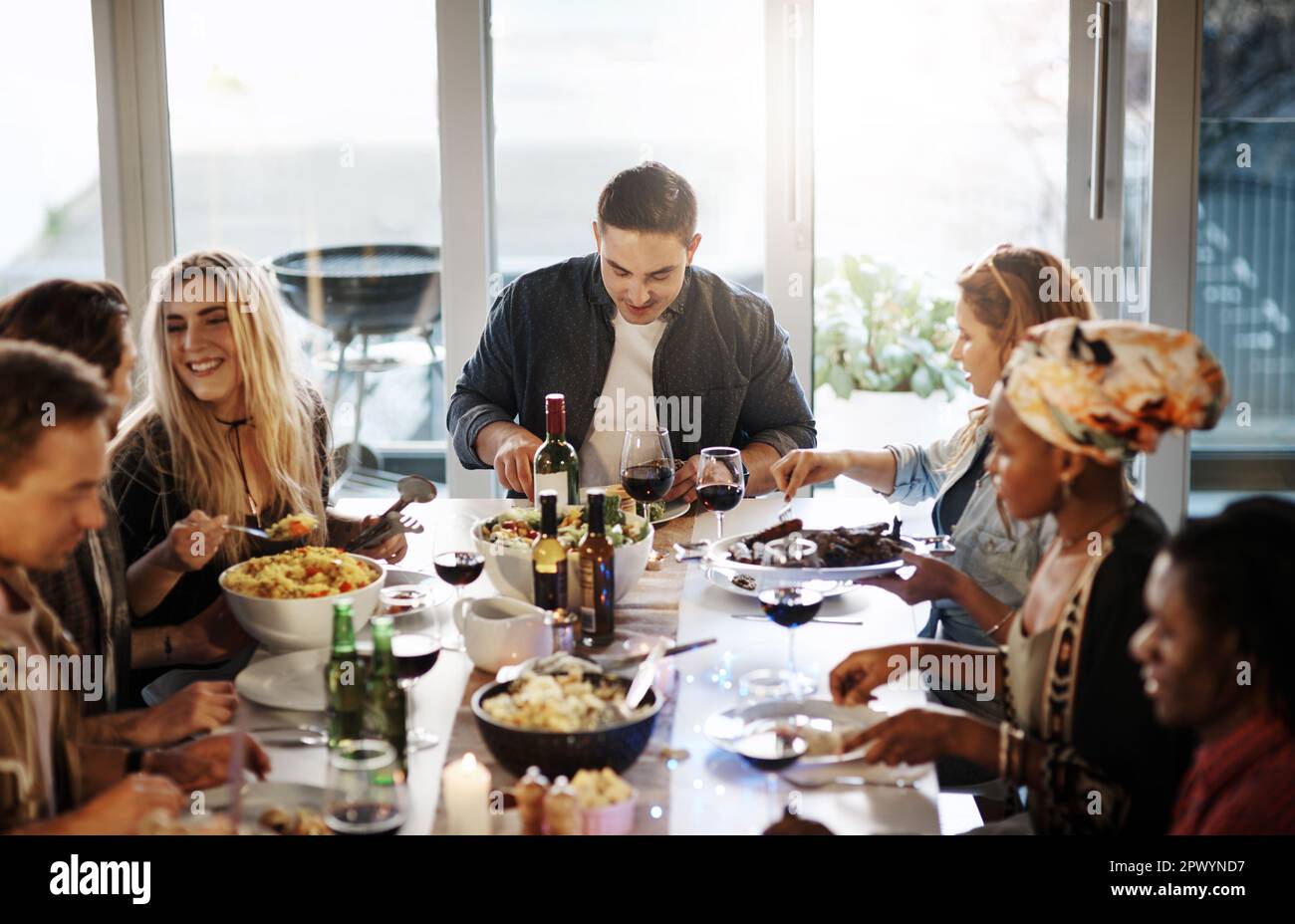 I pasti sono meglio gustarsi con gli amici. amici che si riuniscono per una cena Foto Stock