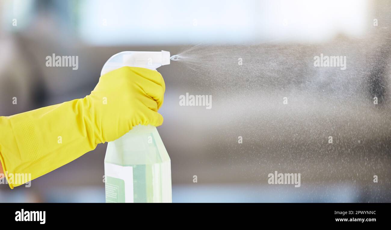 Pulizia, pulizia e mani con il detergente del flacone spray per la disinfezione, i batteri e la sicurezza domestica. Pulizia primaverile, lavori di casa e cameriera Foto Stock