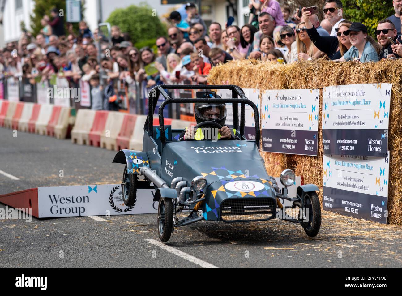 Il team cart di Weston Homes gareggia nella gara di Great Dunmow Soapbox 2023, Essex, UK. Prendere la rampa di salto Foto Stock