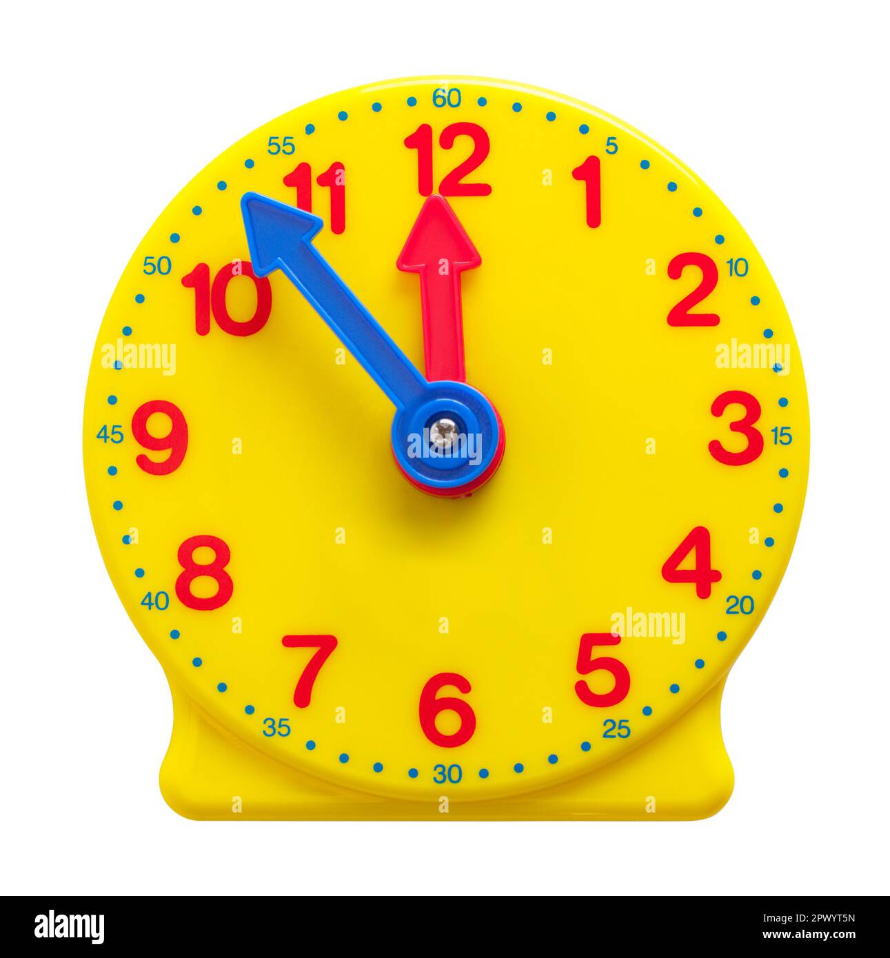 Giallo Plastic Teaching Clock ritagliato sul bianco. Foto Stock