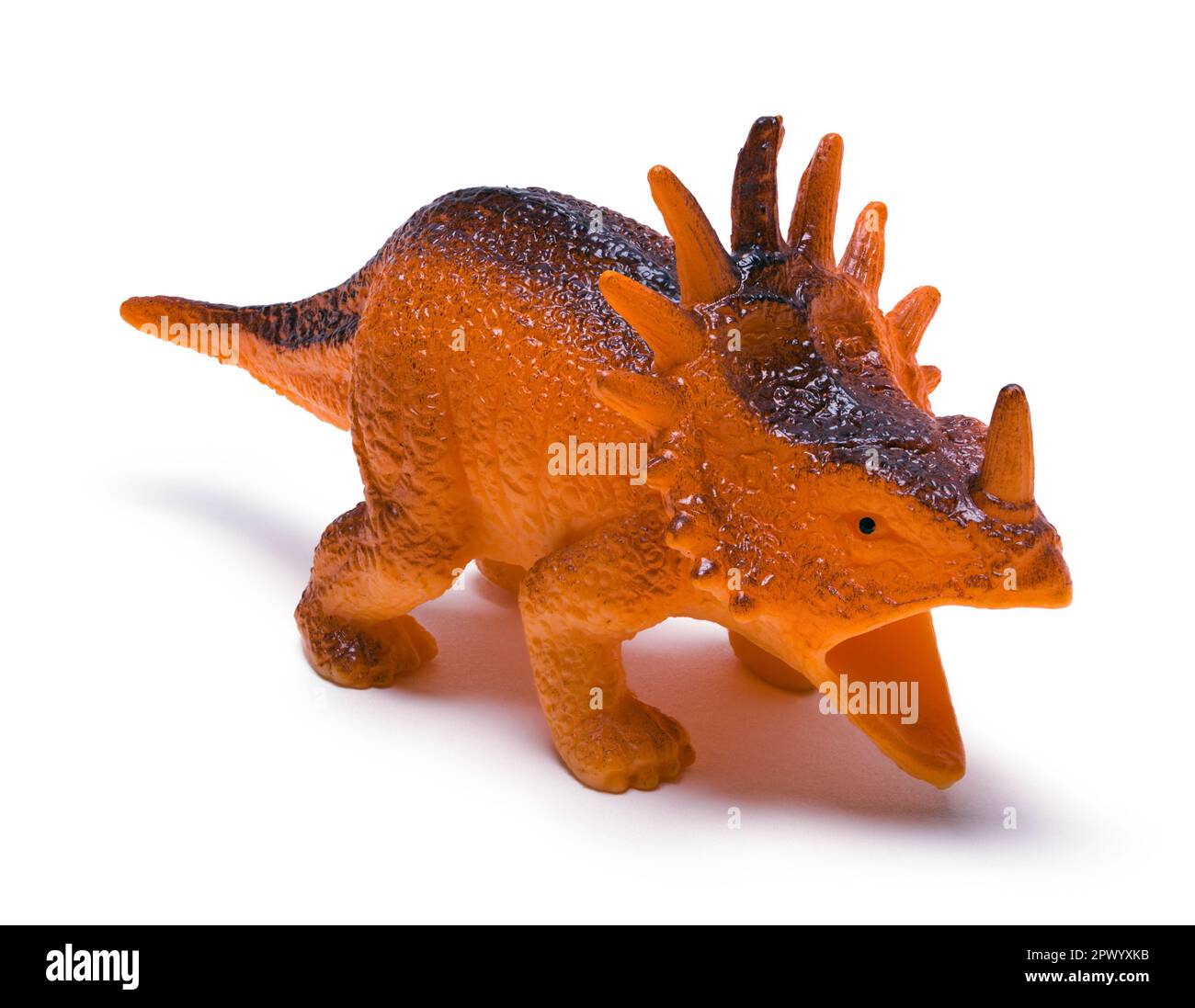 Arancione Dinosaur Toy taglio su bianco. Foto Stock