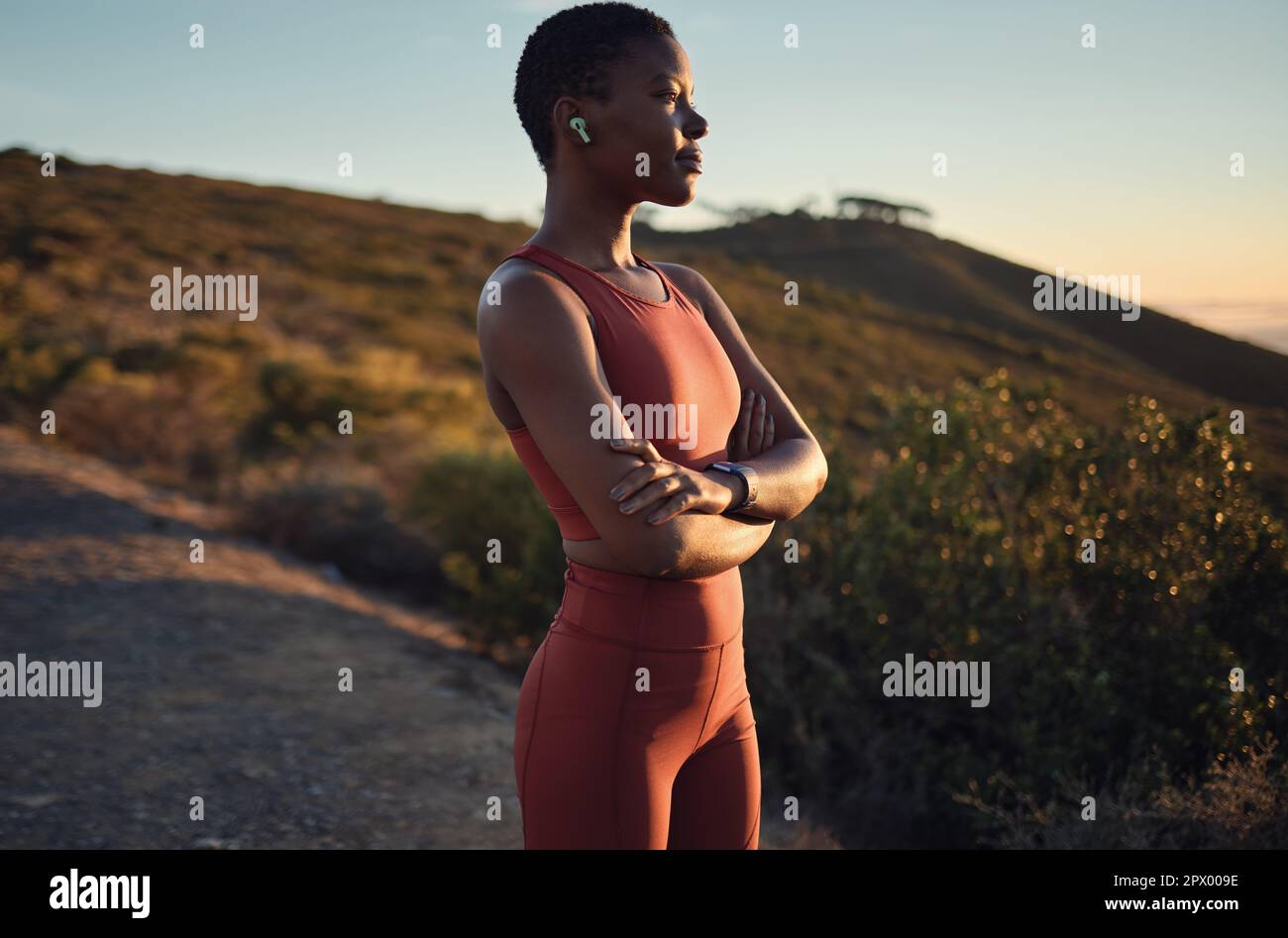 Pensare, visione e fitness con una donna nera sport in piedi braccia incrociate all'aperto in natura. Esercizio, allenamento e allenamento con una atleta l Foto Stock