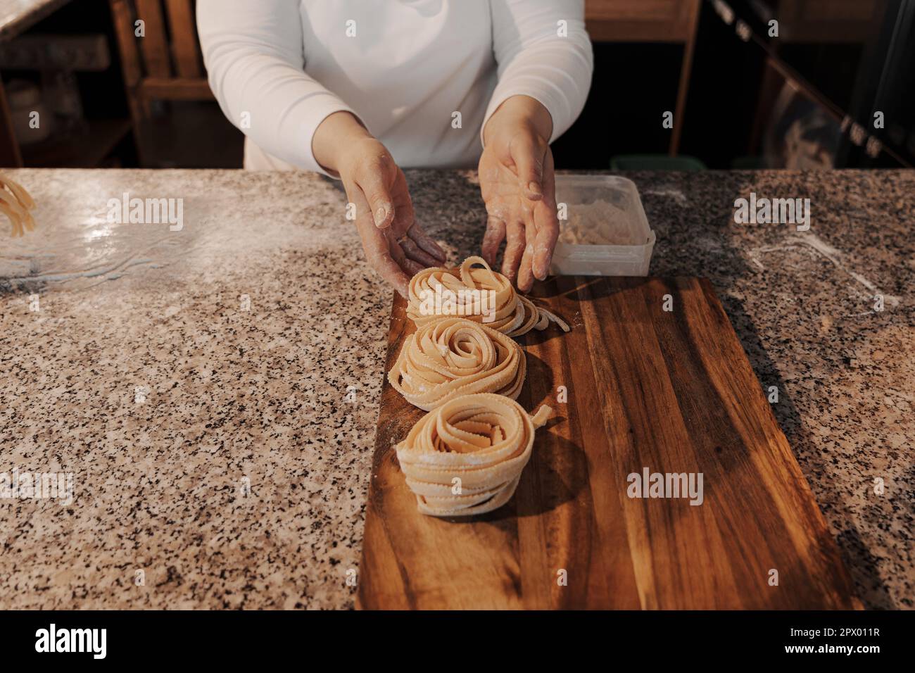 Crop casalinga preparare tagliatelle fatte in casa Foto Stock