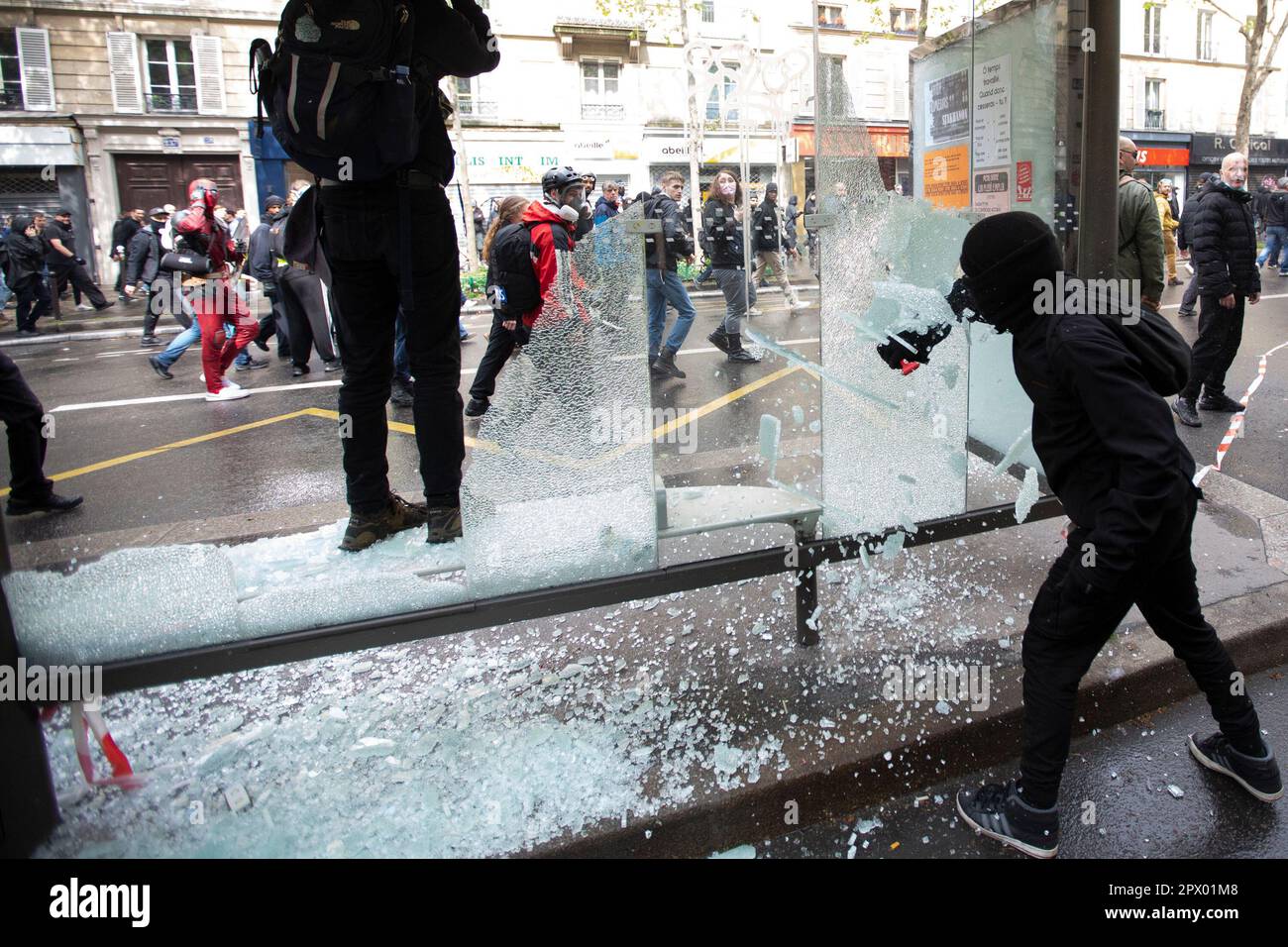 I dimostranti e la polizia francese si scontrano durante le rivolte del 1st maggio 2023 nel centro di Parigi. Molte persone si sono alzate per esprimere la propria dispiacenza nei confronti del presidente Macron e delle sue attuali politiche. Foto Stock