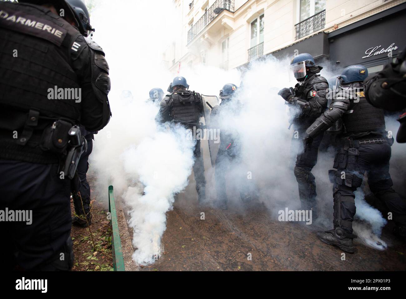 1 maggio 2023. Manifestanti e polizia francese si scontrano durante le rivolte di Mayday il 1 maggio 2023 nel centro di Parigi. Molte persone si presentarono per esprimere la loro antipatia verso il presidente Macron e le sue attuali politiche. Foto Stock
