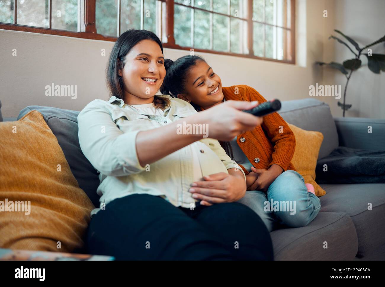 Rilassati, donna e ragazza incinta guardando la tv, film o film sul divano  con telecomando per una TV divertente. Famiglia felice, gravidanza o madre  streami Foto stock - Alamy