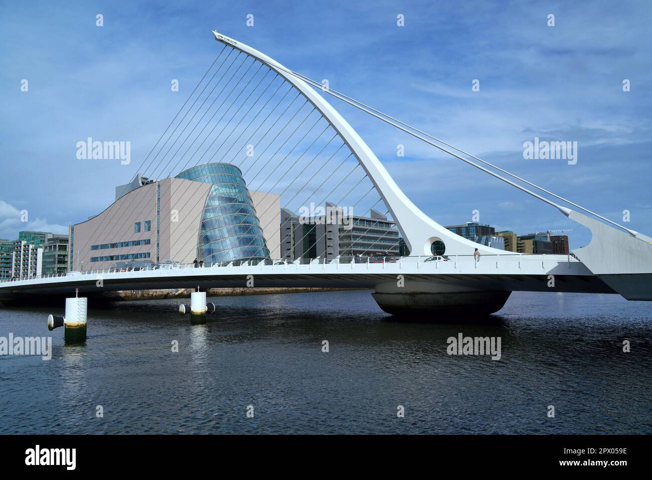 Samuel Beckett Bridge attraverso il fiume Liffery, a forma di arpa, simbolo nazionale dell'Irlanda Foto Stock