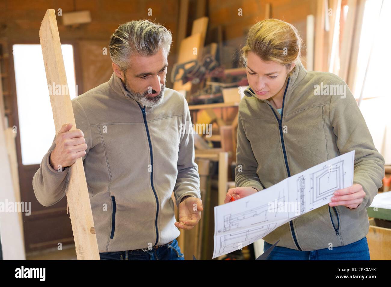 uomo e donna in un laboratorio di falegname Foto Stock