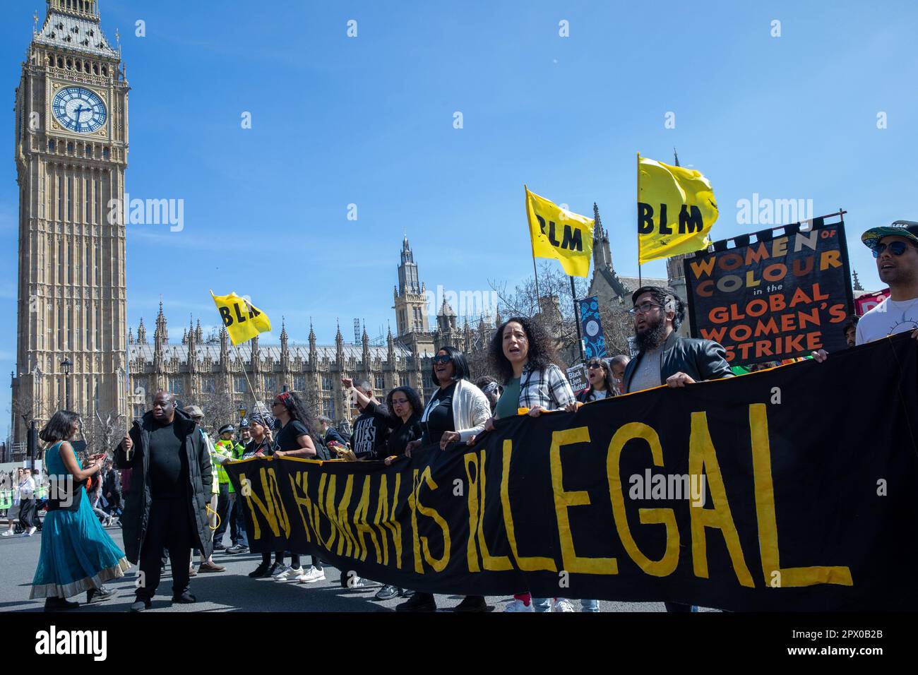 Londra, Regno Unito. 29th aprile 2023. Gli attivisti della BLM Coalition e di altri gruppi marciano dall'Home Office a Downing Street per protestare contro la legge sulla nazionalità e le frontiere del governo britannico, la legge sulla polizia, il crimine, la condanna e la giustizia e la legge sull'ordine pubblico. Un rally, cui hanno partecipato anche attivisti del clima di Just Stop Oil, si è tenuto fuori dagli uffici domestici prima della marcia. Credit: Notizie dal vivo di Mark Kerrison/Alamy Foto Stock