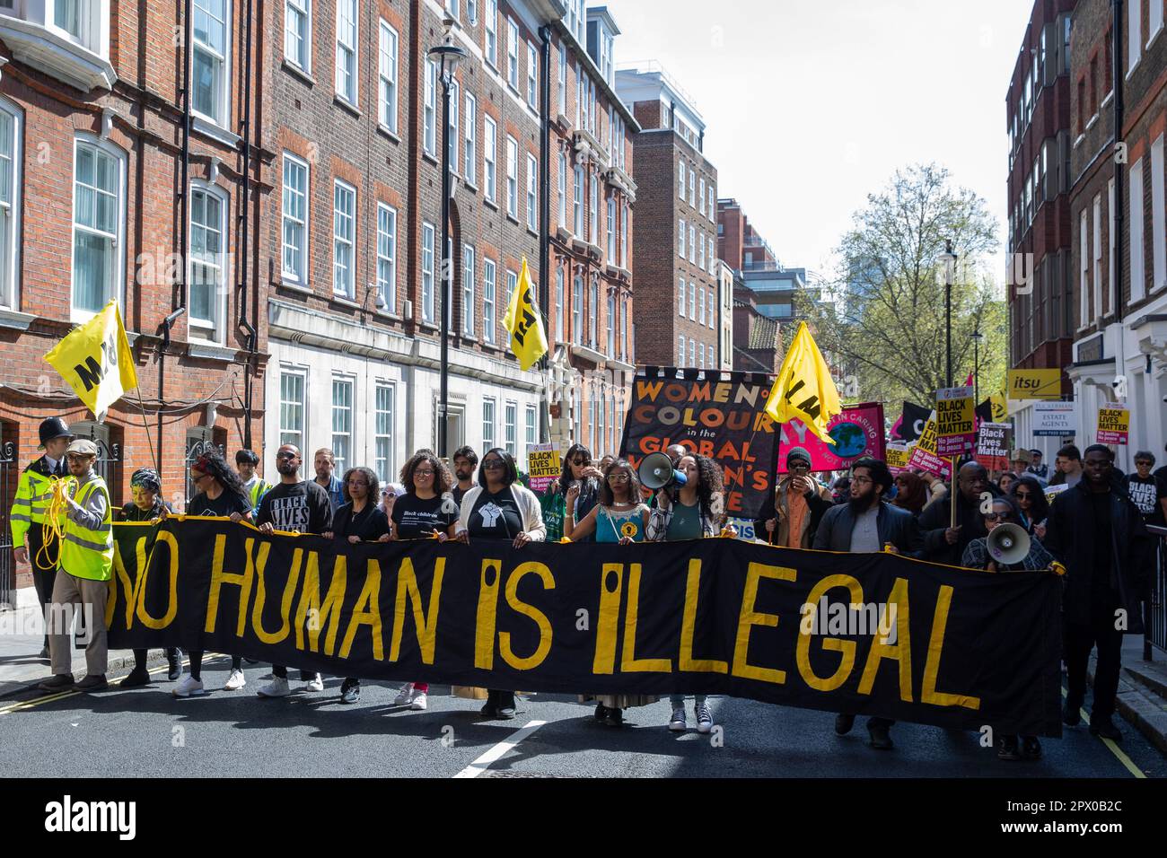 Londra, Regno Unito. 29th aprile 2023. Gli attivisti della BLM Coalition e di altri gruppi marciano dall'Home Office a Downing Street per protestare contro la legge sulla nazionalità e le frontiere del governo britannico, la legge sulla polizia, il crimine, la condanna e la giustizia e la legge sull'ordine pubblico. Un rally, cui hanno partecipato anche attivisti del clima di Just Stop Oil, si è tenuto fuori dagli uffici domestici prima della marcia. Credit: Notizie dal vivo di Mark Kerrison/Alamy Foto Stock